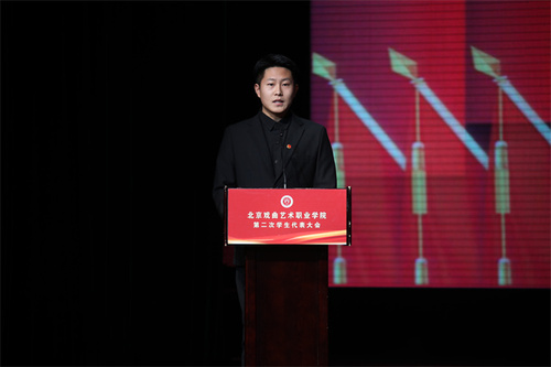 图12-6主席团候选人进行演讲