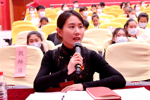 图13-5评委老师提问