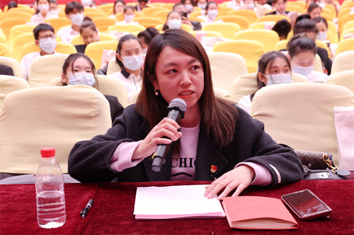 图13-6评委老师提问