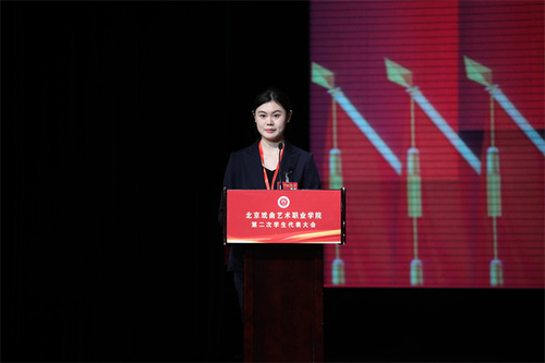 图16总监票人宣布选票计票情况