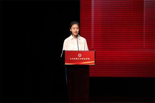 图2主持人中专中国舞2018级团支部书记李漫