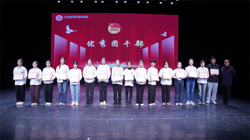 图8学院副院长焦振宇为优秀团干部颁发证书并合影留念