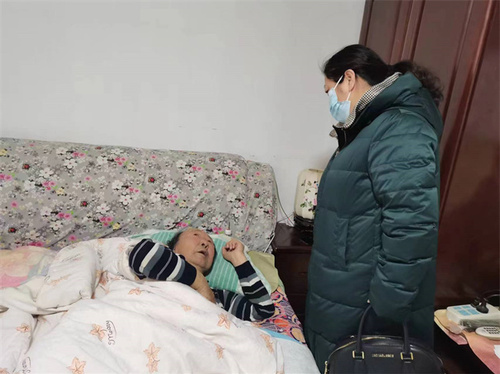 2、黄珊珊书记慰问刘韶华老师 2、黄珊珊书记慰问刘韶华老师