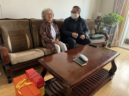 5、焦振宇副院长慰问离休干部刘秀华老师 5、焦振宇副院长慰问离休干部刘秀华老师