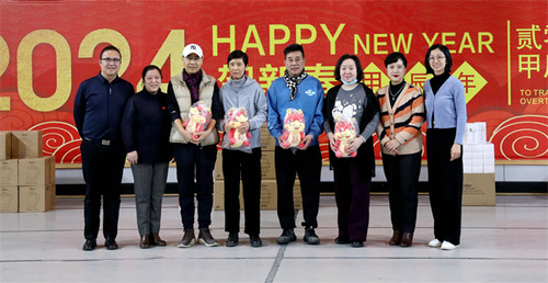 11.学院领导为新退休人员代表颁发纪念品