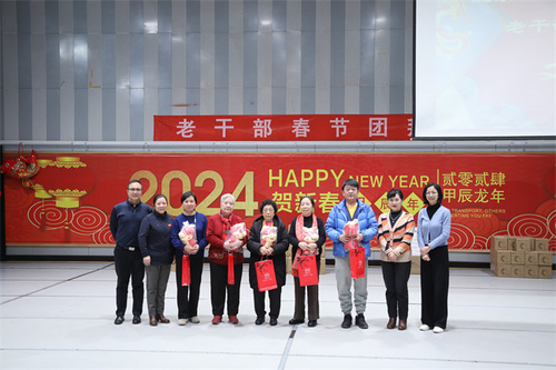 12.院领导为属龙老师颁发纪念品