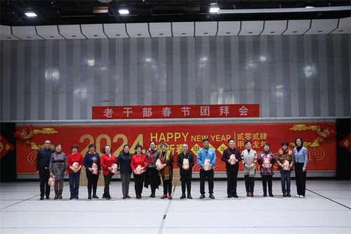 13.学院领导为参与游戏老干部颁发纪念品