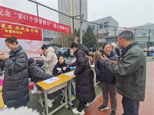 黄姗姗书记在捐赠现场