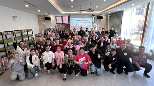 全体志愿者与养老院老人的合影