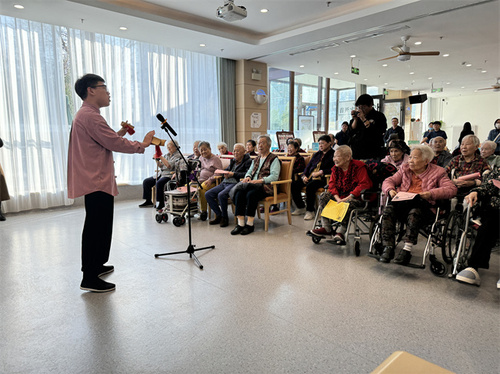 老人们聚精会神地观看演出1