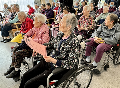 老人们聚精会神地观看演出20