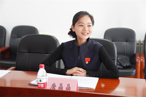 2、团委书记唐晶晶主持会议