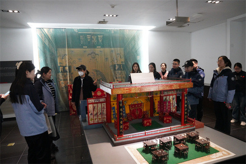 10、参观京剧展览厅1