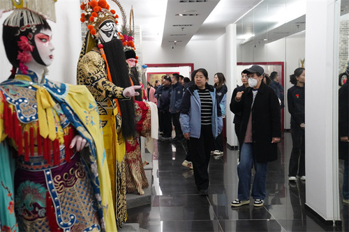 11、参观京剧展览厅2