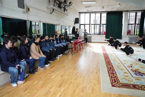 13、观摩京剧系学生课堂1