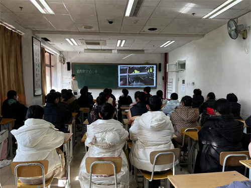 学生召开消防主题班会2