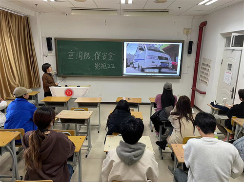 学生召开消防主题班会3