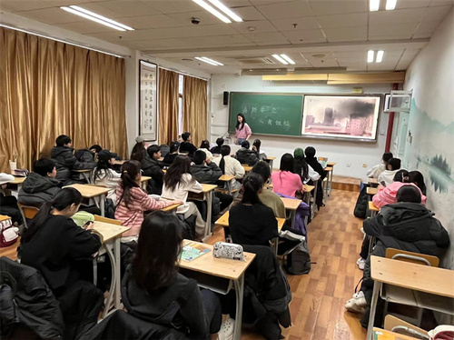 学生召开消防主题班会4