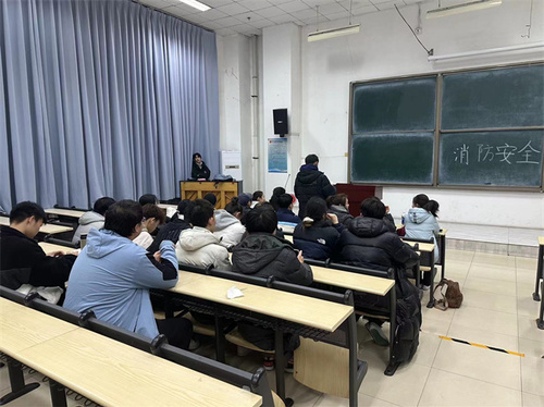 学生召开消防主题班会5