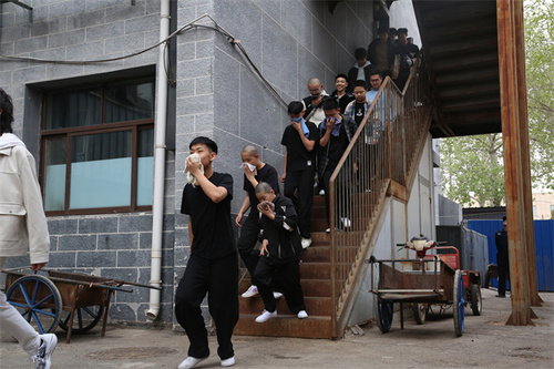 学生们进行消防逃生演练2