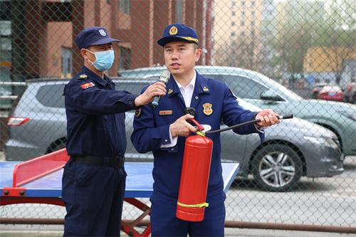 马家堡消防支队钟警官进行消防技能培训1