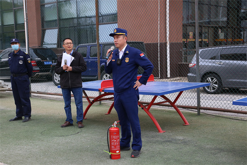 马家堡消防支队钟警官进行消防技能培训2