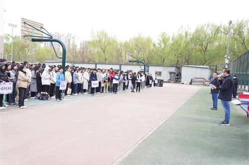 同学们认真聆听焦振宇副院长讲话