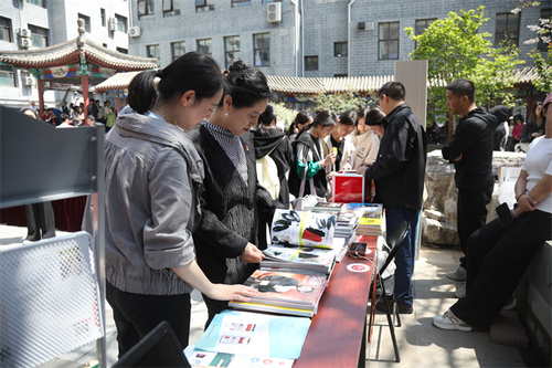 5学院领导观看展览