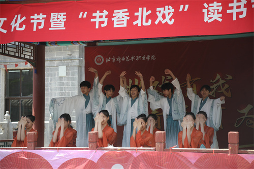 15舞蹈系团支部舞蹈《上春山》