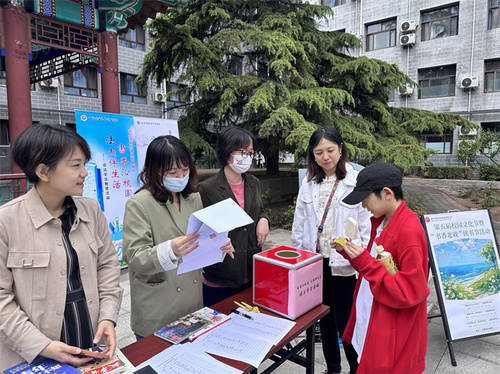 学生积极参与法律知识答题2