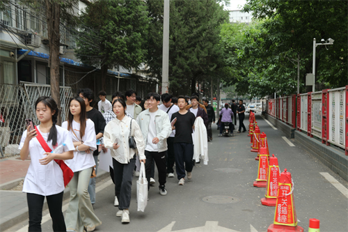 团员青年步行前往电影院