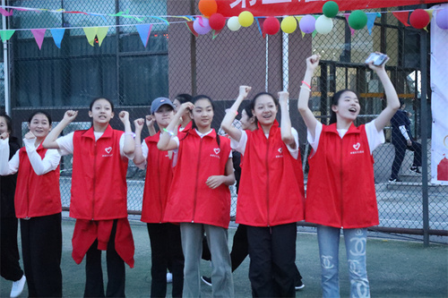 8、学生会干部、志愿者为同学们加油鼓劲
