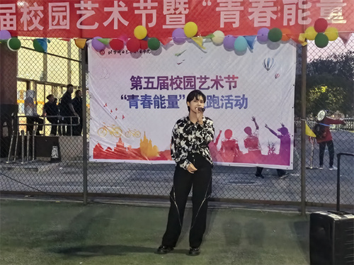 9学生社团助唱“开麦”