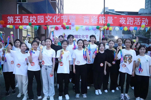 11同学们领取夜跑纪念奖牌