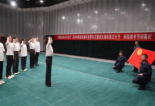 5-1学院团委书记带领新团员集体宣誓