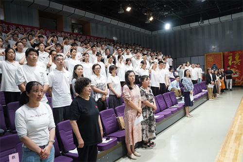 5-2老团员重温入团誓词