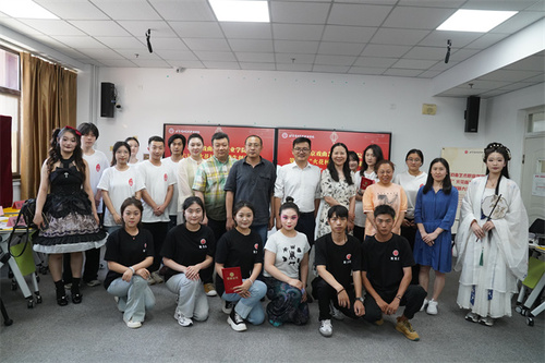 参赛师生及专家评委合影