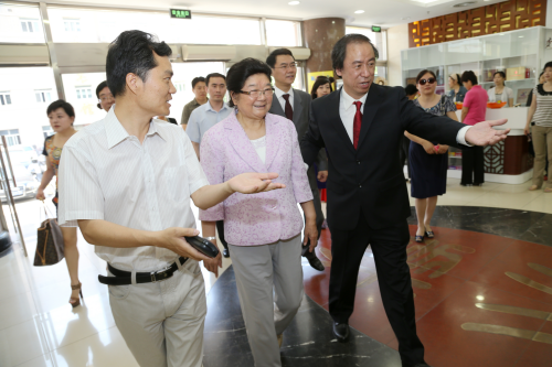 顾秀莲同志出席“少儿戏剧场”启动仪式