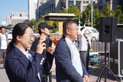 市重点站区管委会北京站地区管理办公室主任顾广强（右）、副主任刘丹丹（左）在现场观看演出(副本)