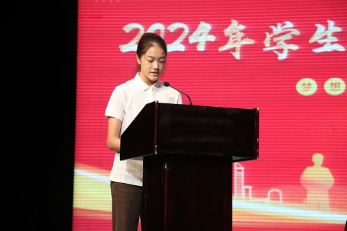 3中专舞蹈2021班赵芳卿代表全体中专参训学生进行发言