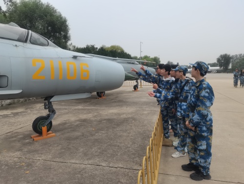 3学生们在室外展区参观