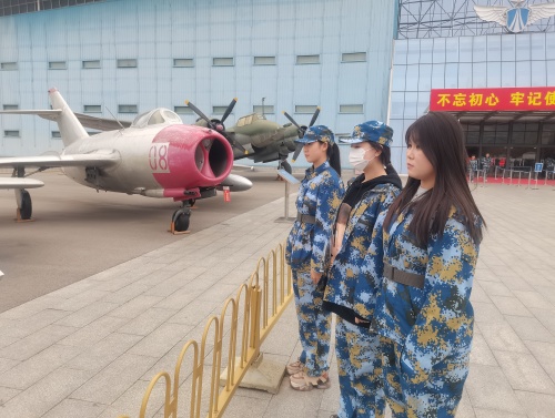 4学生们在室外展区参观