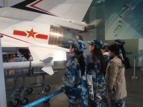 5学生们在室内场馆展区参观