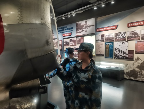 6学生们在室内场馆展区参观