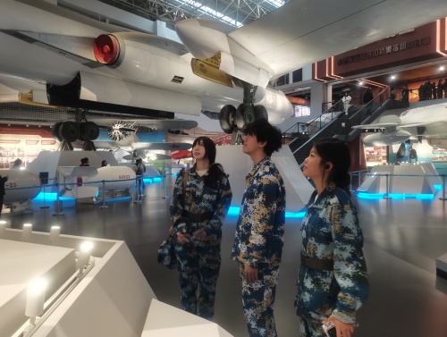 7学生们在室内场馆展区参观