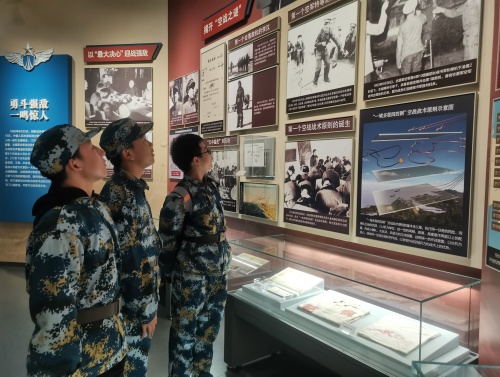 8学生们在人民空军展区参观