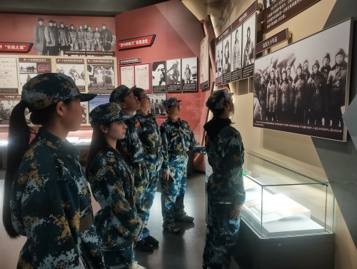 9学生们在人民空军展区参观