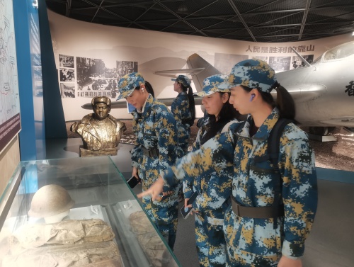 10学生们在人民空军展区参观