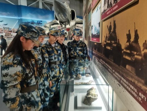 11学生们在人民空军展区参观