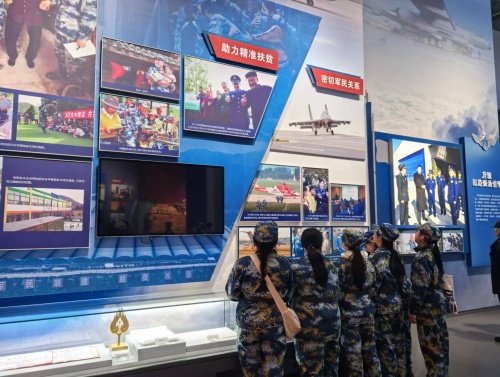 12学生们在人民空军展区参观